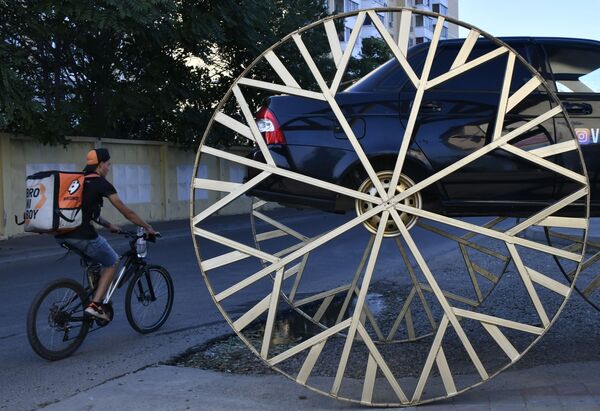 Автомобиль LADA Priora с двухметровыми колесами на одной из улиц Краснодара - Sputnik Азербайджан
