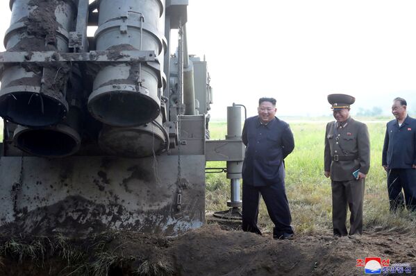 Лидер Северной Кореи Ким Чен Ын принимает участие в испытании многоцелевой ракетной пусковой установки - Sputnik Азербайджан