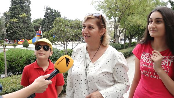 Опрос: сколько стоит собрать ребенка в школу в Азербайджане - видео - Sputnik Азербайджан