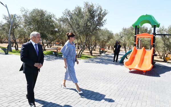 Первый вице-президент Мехрибан Алиева ознакомилась с новым парком отдыха, созданным в поселке Кюрдаханы Сабунчинского района Баку - Sputnik Азербайджан