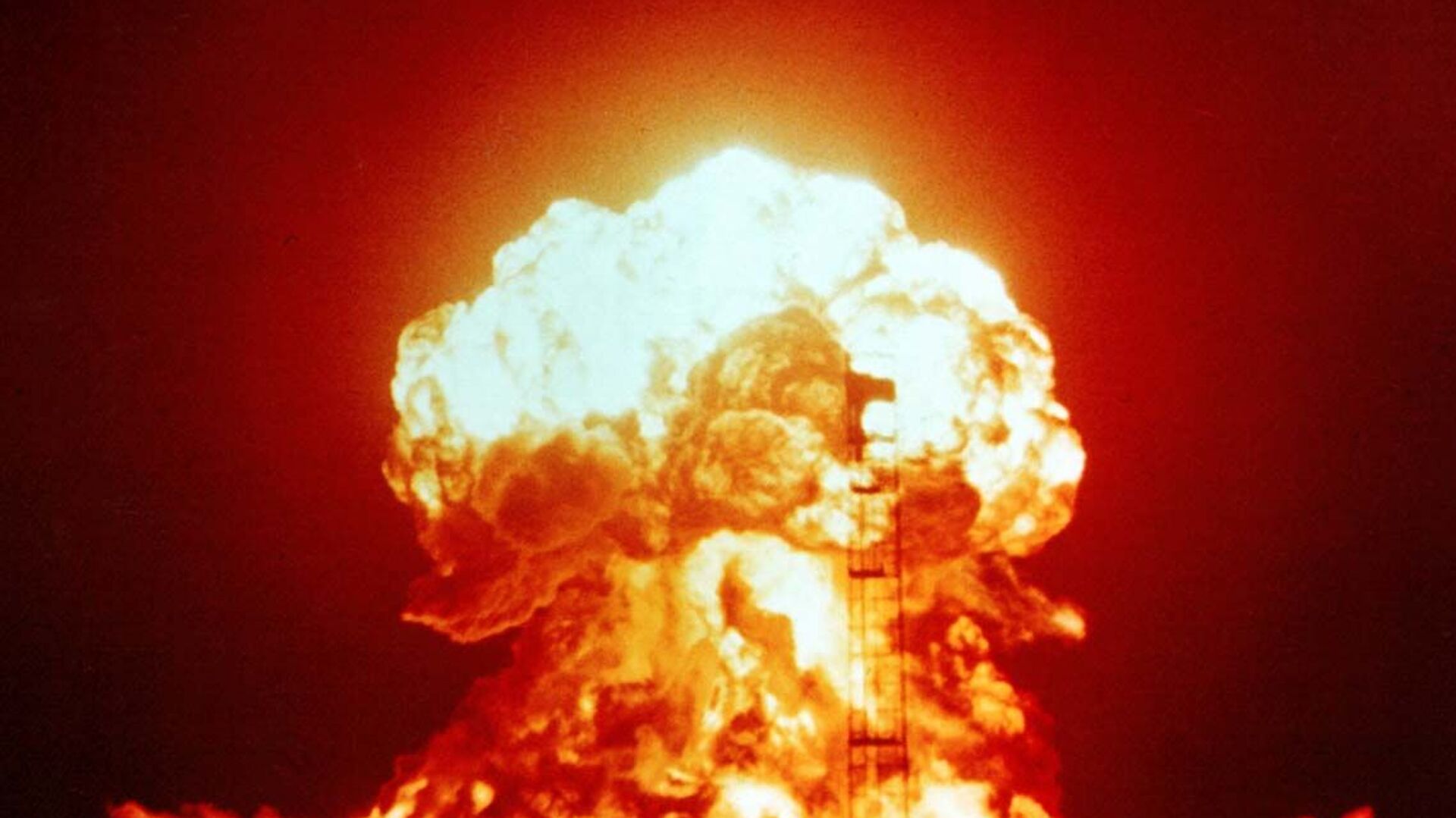 Взрыв однофазной ядерной бомбы мощностью 23 кт. Полигон в Неваде (1953 год) - Sputnik Азербайджан, 1920, 18.08.2022