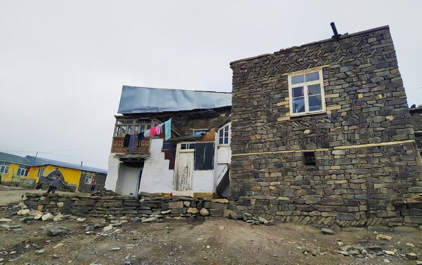 Дома в селе очень тесные, с маленькими окнами - большие комнаты трудно обогреть, особенно в горах, где нет газа и дров - Sputnik Азербайджан