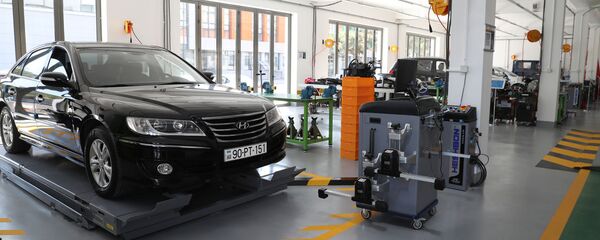Осмотр автомобиля, фото из архива - Sputnik Азербайджан
