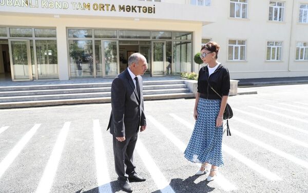 Мехрибан Алиева приняла участие в открытии Меликчобанлинской сельской полной средней школы имени Гюлаги Агаева в Шамахинском районе - Sputnik Азербайджан