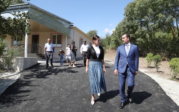 Первый вице-президент Мехрибан Алиева посмотрела дом жителя села Муганлы Шамахинского района Замига Сафарова - Sputnik Азербайджан