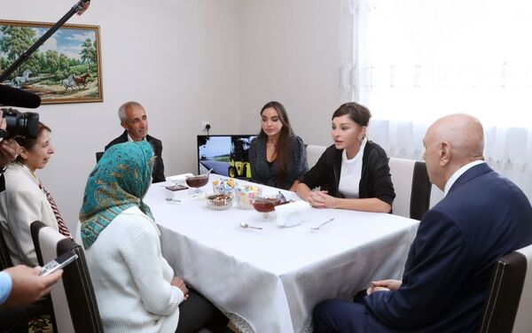 Мехрибан Алиева побывала в доме, построенном на месте дома, пострадавшего в результате землетрясения в селе Дияллы Исмаиллинского района - Sputnik Азербайджан