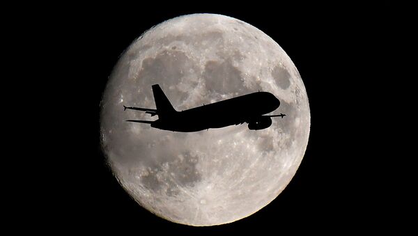 Пассажирский самолет перед луной, фото из архива - Sputnik Azərbaycan