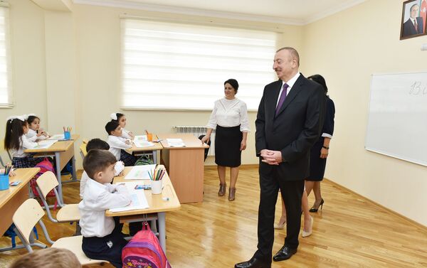 Президент Азербайджана Ильхам Алиев и первая леди Мехрибан Алиева приняли участие в открытии нового учебного комплекса полной средней школы номер 300 в Бинагадинском районе города Баку - Sputnik Азербайджан