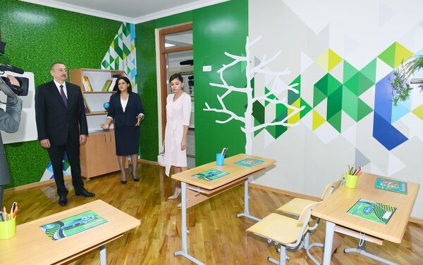 Президент Азербайджана Ильхам Алиев и первая леди Мехрибан Алиева приняли участие в открытии нового учебного комплекса полной средней школы номер 300 в Бинагадинском районе города Баку - Sputnik Азербайджан