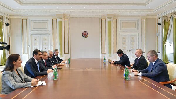 Президент Азербайджана Ильхам Алиев принял делегацию во главе с вице-президентом Турции Фуатом Октаем - Sputnik Азербайджан