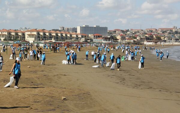 На общественном пляже в поселке Бузовна прошла очередная акция по очистке побережья - Sputnik Азербайджан