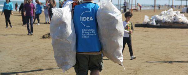 На общественном пляже в поселке Бузовна прошла очередная акция по очистке побережья - Sputnik Азербайджан