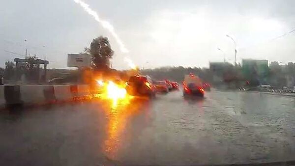 Молния ударила в движущийся автомобиль - видео - Sputnik Азербайджан