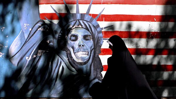 Русская иранская женщина проходит мимо граффити, изображающего статую Свободы США, нарисованную на стене бывшего посольства США в Тегеране, Иран, фото из архива - Sputnik Азербайджан