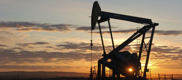 Нефтяная качалка, фото из архива Нефтяная качалка, фото из архива - Sputnik Азербайджан