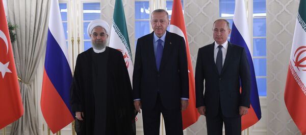 Президент РФ Владимир Путин, президент Турции Реджеп Тайип Эрдоган и президент Ирана Хасан Рухани (справа налево) на церемонии фотографирования участников встречи глав государств - гарантов Астанинского процесса содействия сирийскому урегулированию Президент РФ Владимир Путин, президент Турции Реджеп Тайип Эрдоган и президент Ирана Хасан Рухани (справа налево) на церемонии фотографирования участников встречи глав государств - гарантов Астанинского процесса содействия сирийскому урегулированию - Sputnik Азербайджан