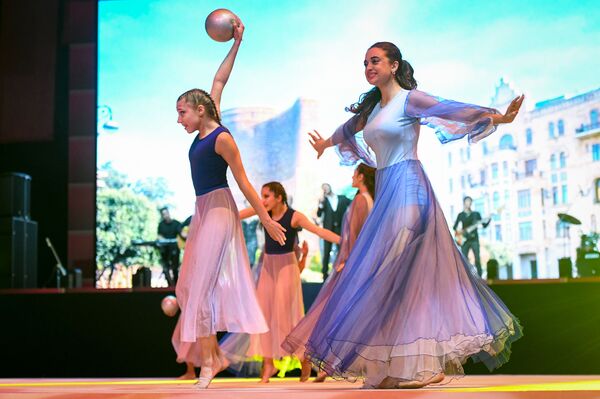 Церемония открытия 37-го Чемпионата Мира по художественной гимнастике на Национальной гимнастической арене в Баку - Sputnik Азербайджан