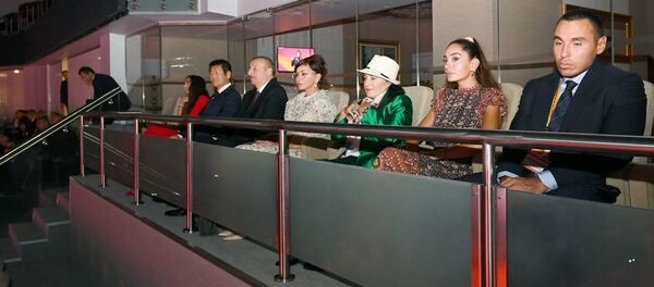 Президент Азербайджана Ильхам Алиев, первая леди, президент Федерации гимнастики Азербайджана Мехрибан Алиева и члены их семьи наблюдали за церемонией открытия 37-го Чемпионата мира по художественной гимнастике в Баку - Sputnik Азербайджан