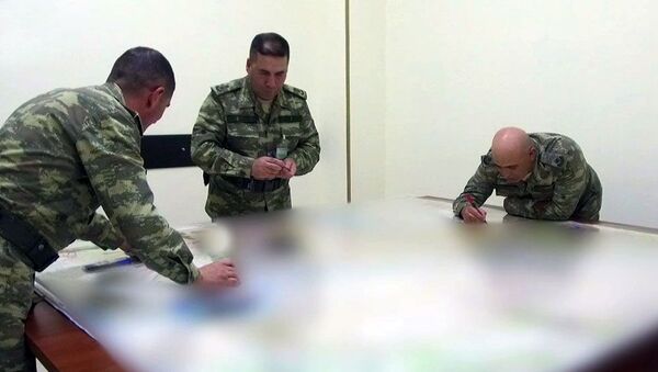 Азербайджанские военные наносят разведданные на карты - Sputnik Азербайджан