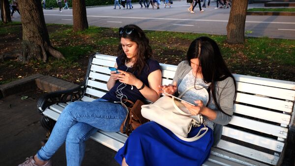 Девушки с телефоном, фото из архива - Sputnik Азербайджан