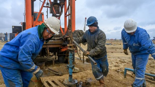 Бурение первой нефтяной скважины на Биби-Эйбате - Sputnik Азербайджан