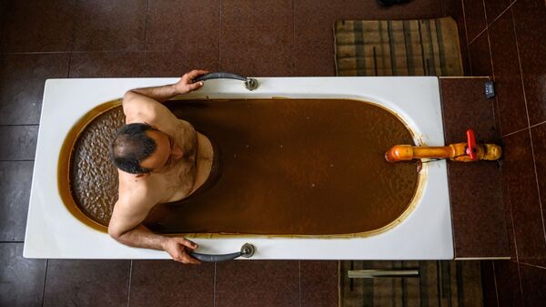 Грязевая ванна в Нафталане, фото из архива - Sputnik Азербайджан