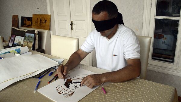 Удивительные люди: как азербайджанец рисует с закрытыми глазами - Sputnik Азербайджан