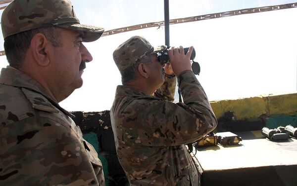 Министр обороны генерал-полковник Закир Гасанов побывал на одном из командно-наблюдательных пунктов широкомасштабных учений. - Sputnik Азербайджан