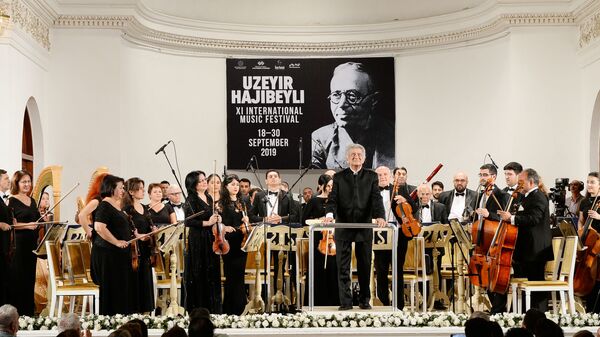  В Филармонии открылся XI Международный музыкальный фестиваль имени Узеира Гаджибейли - Sputnik Азербайджан
