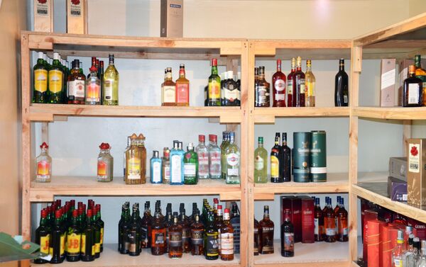 Азербайджанские таможенники предотвратили реализацию на территории страны крупной партии безакцизных алкогольных напитков и табачных изделий - Sputnik Азербайджан
