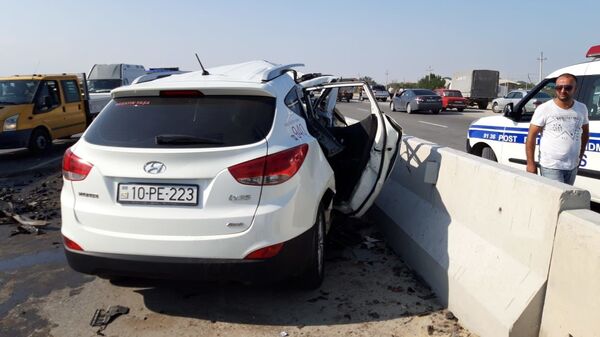 В Сумгайыте столкнулись автомобили марок Hyundai-İX35 и Mercedes  - Sputnik Азербайджан