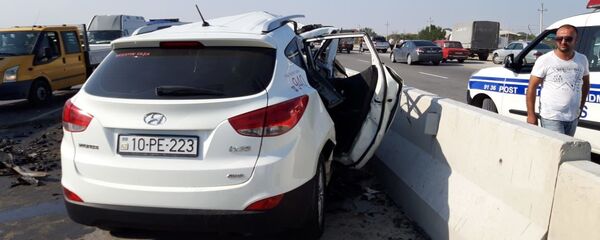 В Сумгайыте столкнулись автомобили марок Hyundai-İX35 и Mercedes  - Sputnik Азербайджан