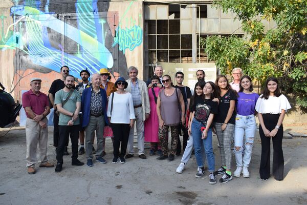 Искусство без границ: трансгендер, Адам и Ева появились на стенах старого комбината Искусство без границ: трансгендер, Адам и Ева появились на стенах старого комбината - Sputnik Азербайджан