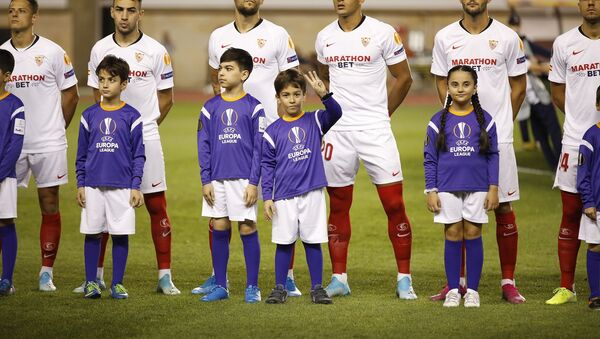  Sevilya futbolçularının qarşısında dayanan uşaqlar - Sputnik Azərbaycan