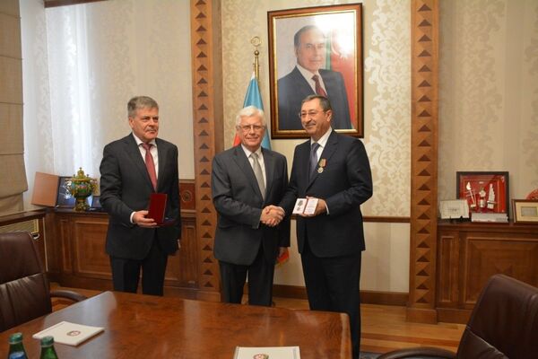Лавров наградил замглавы МИД Азербайджана Лавров наградил замглавы МИД Азербайджана - Sputnik Азербайджан