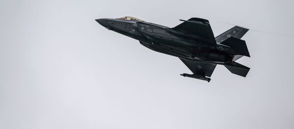 Истребитель F-35 Lightning II взлетает на авиабазе Пайерне во время летных и наземных испытаний, фото из архива - Sputnik Азербайджан