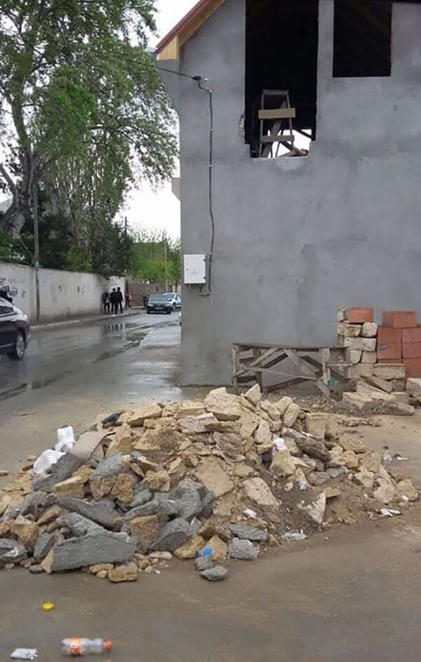 В Баку дети остались без дороги в школу В Баку дети остались без дороги в школу - Sputnik Азербайджан