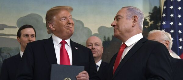 Президент Дональд Трамп улыбается премьер-министру Израиля Биньямину Нетаньяху (справа) после подписания прокламации в дипломатической приемной в Белом доме в Вашингтоне Президент Дональд Трамп улыбается премьер-министру Израиля Биньямину Нетаньяху (справа) после подписания прокламации в дипломатической приемной в Белом доме в Вашингтоне - Sputnik Азербайджан