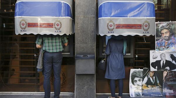 Bankomatlardan pull nağdlaşdıran iranlılar, arxiv şəkli - Sputnik Azərbaycan