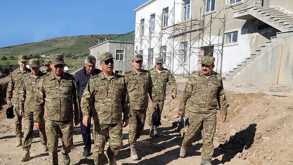 Министр обороны Азербайджана посетил воинские части в прифронтовой зоне, в которых продолжаются строительные работы - Sputnik Азербайджан