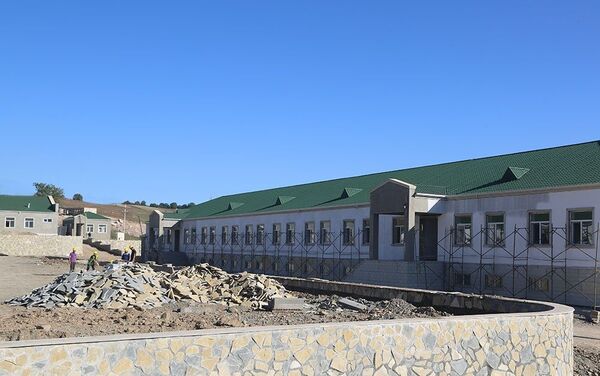 Министр обороны Азербайджана посетил воинские части в прифронтовой зоне, в которых продолжаются строительные работы - Sputnik Азербайджан
