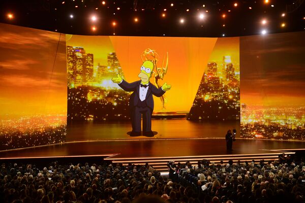 Появление Гомера Симпсона на экране во время 71-ой церемонии Эмми в Лос-Анджелесе  - Sputnik Азербайджан