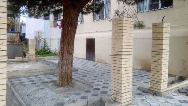 Səbail rayonu, Badamdar qəsəbəsi, İqor Ağayev küçəsi, 3 ünvanında ağacın dibinin betonlayıblar - Sputnik Azərbaycan