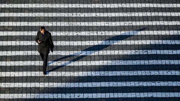 Мужчина идет по пешеходному переходу, фото из архива - Sputnik Азербайджан