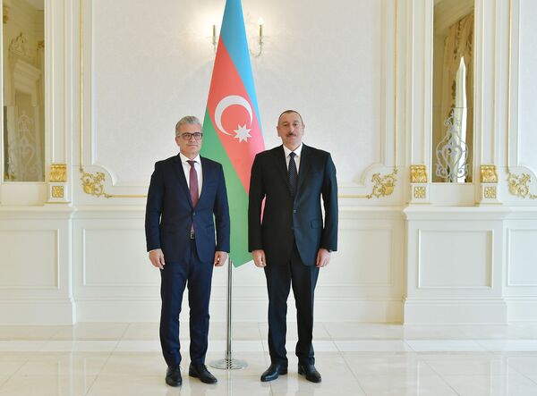 Президент Алиев принял новоназначенных послов Хорватии, Литвы и Франции Президент Алиев принял новоназначенных послов Хорватии, Литвы и Франции - Sputnik Азербайджан