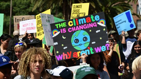 Тысячи молодых людей требуют действий во время акции протеста против изменения климата в центре Лос-Анджелеса, Калифорния - Sputnik Азербайджан