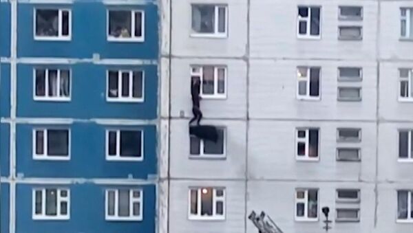 Настоящий герой: мужчина спас из огня девушку - Sputnik Азербайджан