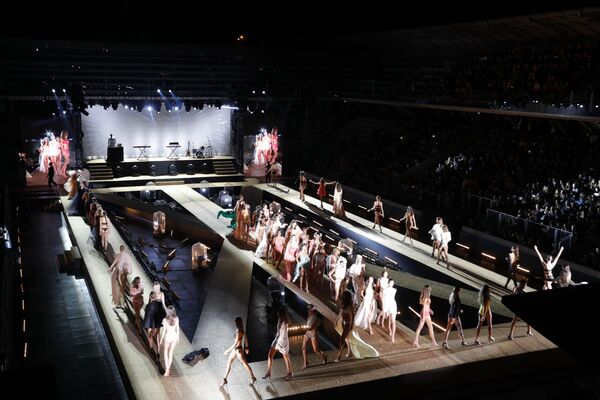 Модели на шоу Etam в рамках Недели моды в Париже  - Sputnik Азербайджан