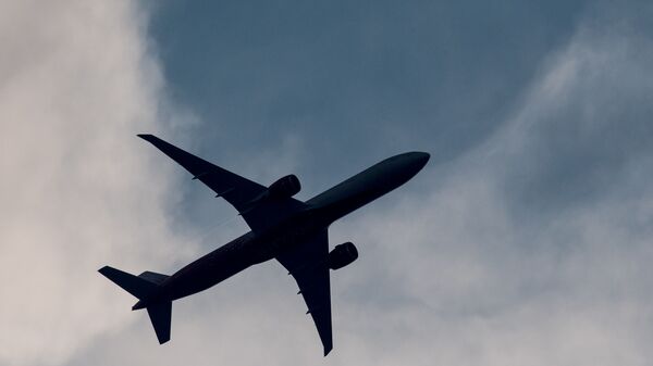 Пассажирский самолет в небе над Москвой, фото из архива - Sputnik Азербайджан