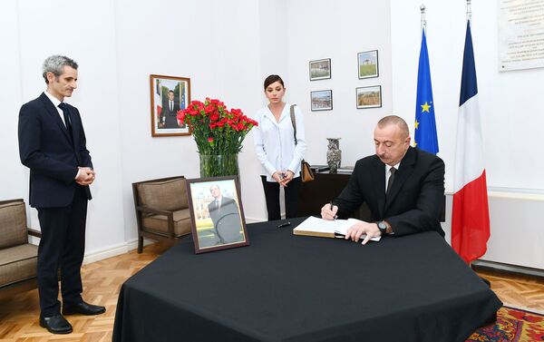 Президент Азербайджана Ильхам Алиев и первая леди Мехрибан Алиева посетили посольство Франции и выразили соболезнования в связи с кончиной бывшего французского президента Жака Ширака - Sputnik Азербайджан